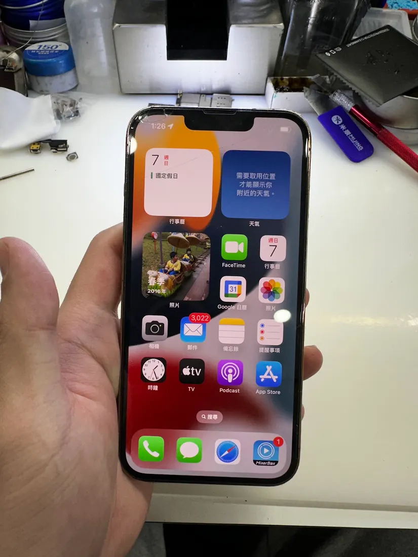 修復完成的 iPhone 13 Pro 開機顯示正常桌面與 App 圖示