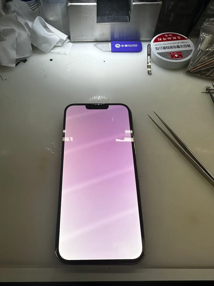 修復後的 iPhone 13 Pro 螢幕顯示正常的粉紅色測試畫面