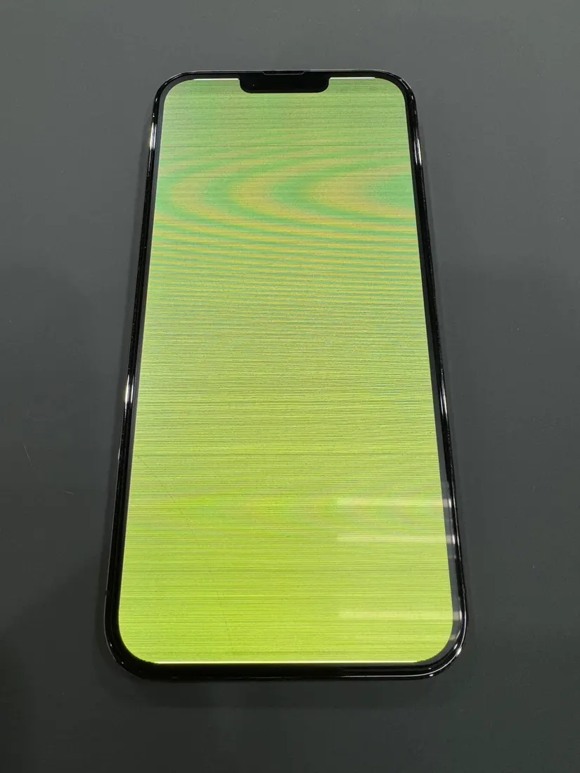 iPhone 13 Pro 螢幕整片顯示綠色異常畫面