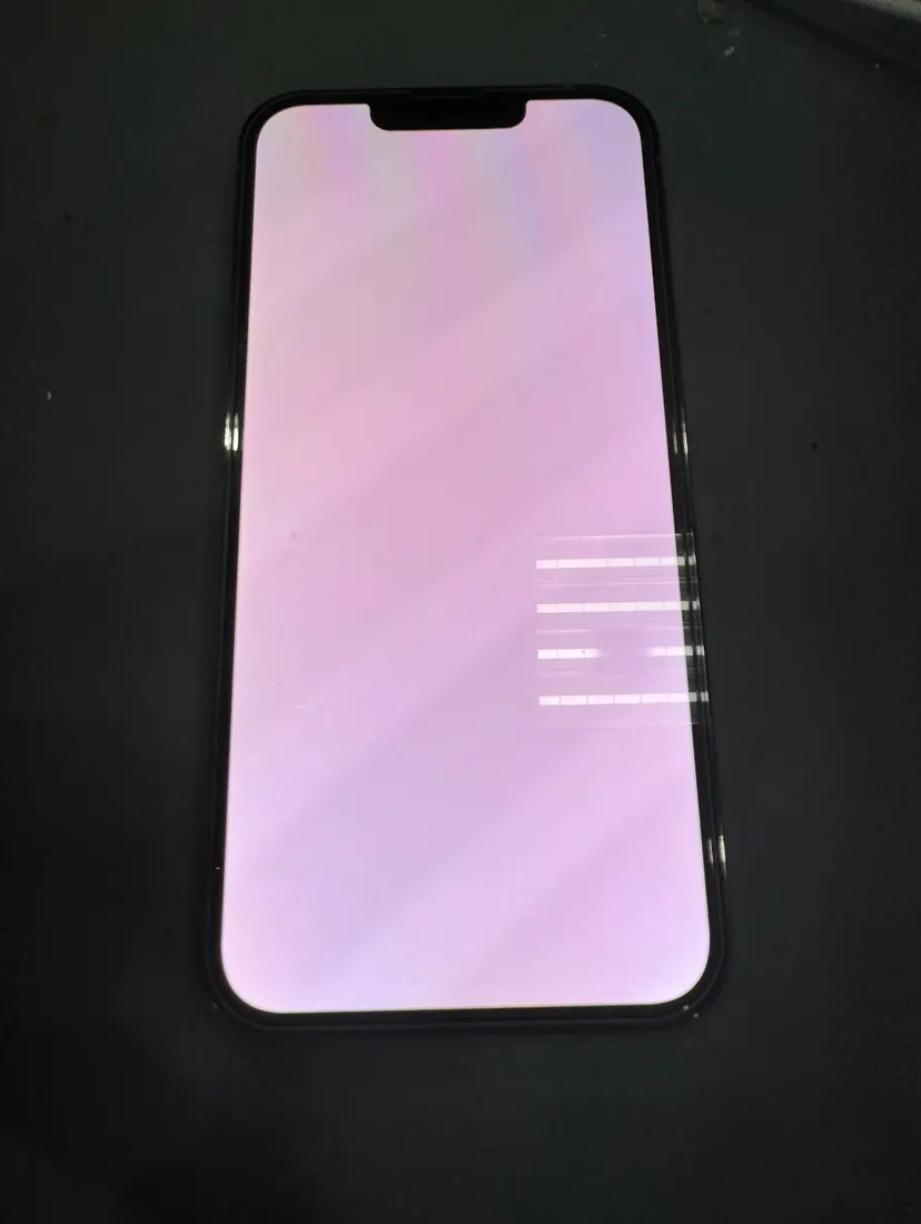 iPhone 13 Pro 螢幕顯示異常的粉色畫面並帶有白色橫線
