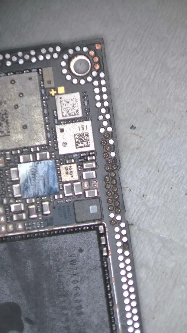 顯微鏡下的 iPhone 15 Pro 主機板訊號區域,可見中層焊點與焊盤