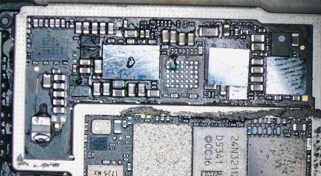 處理後的 iPhone 8 Plus 主機板區域，焊點整齊乾淨