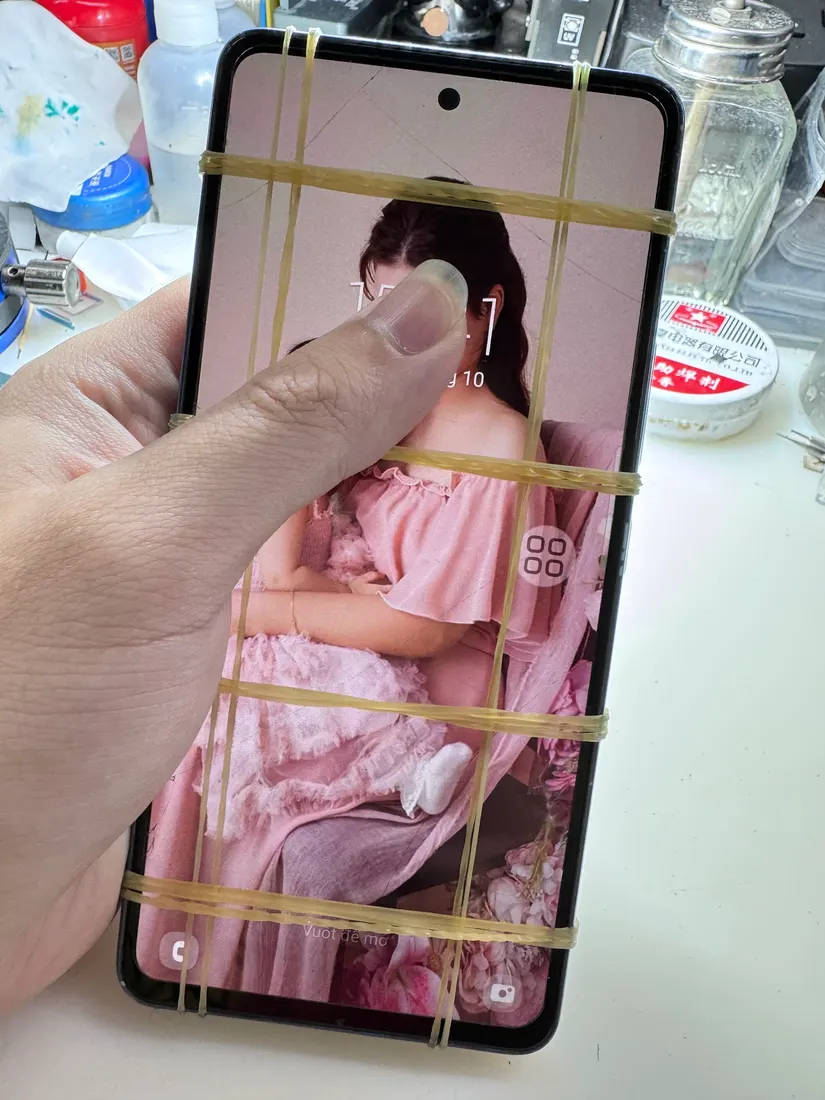 修復完成的三星 Galaxy A53 螢幕顯示正常的照片內容