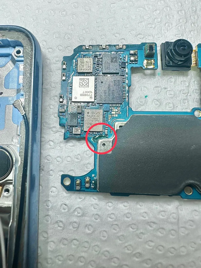 三星 Galaxy A53 主機板特寫，紅圈標示出訊號消失的位置