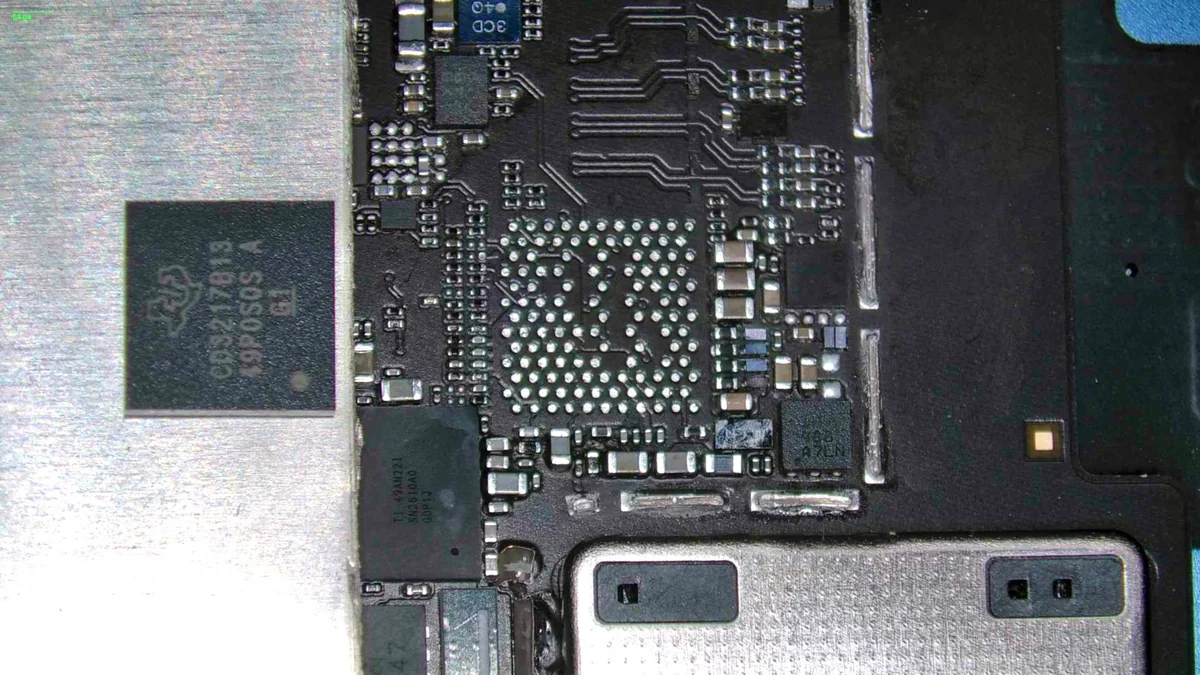 iPad 第10代 A2696 主機板拆除充電控制元件後的BGA焊點近照