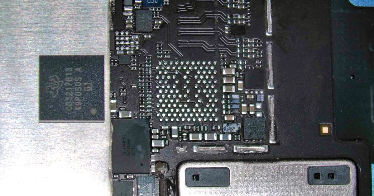 iPad 第10代 A2696 主機板拆焊後的BGA焊點與取下晶片顯微近照