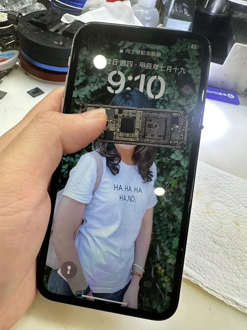 修復後的 iPhone 11 鎖定畫面顯示客戶原本的照片