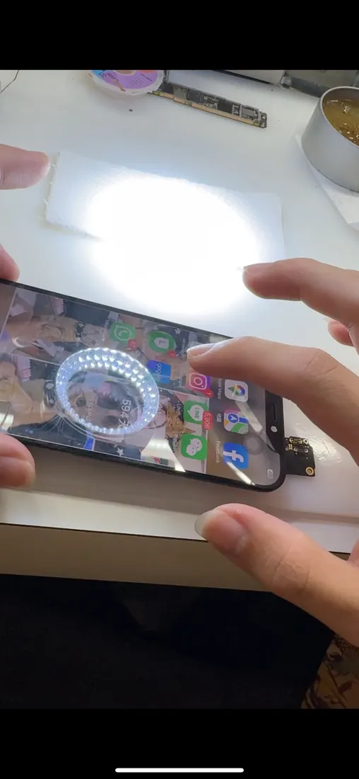 資料救回後的 iPhone 12 Pro 開機顯示桌面，正在操作中