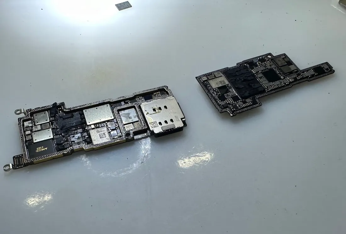 分層後的 iPhone 13 Pro 雙層主機板,上下兩層並排放置