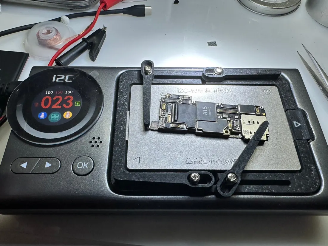 電源供應器接上 iPhone 13 Pro 主機板,電流表顯示異常讀數