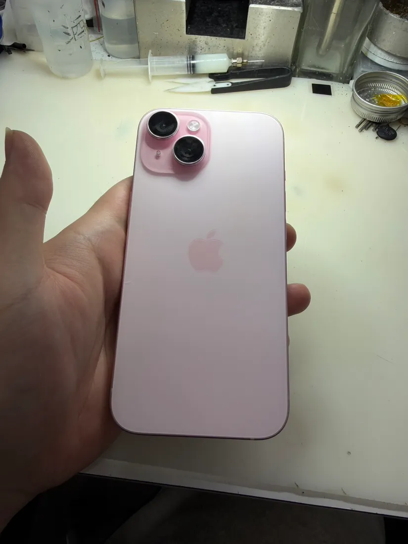 粉紅色 iPhone 15 背面外觀完整，沒有摔傷或變形痕跡