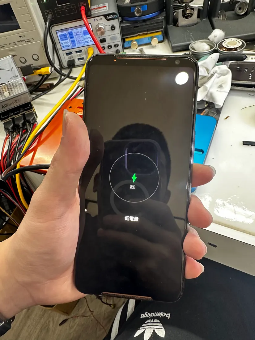 修復後的 ASUS ROG Phone 2 正在開機，螢幕顯示載入畫面