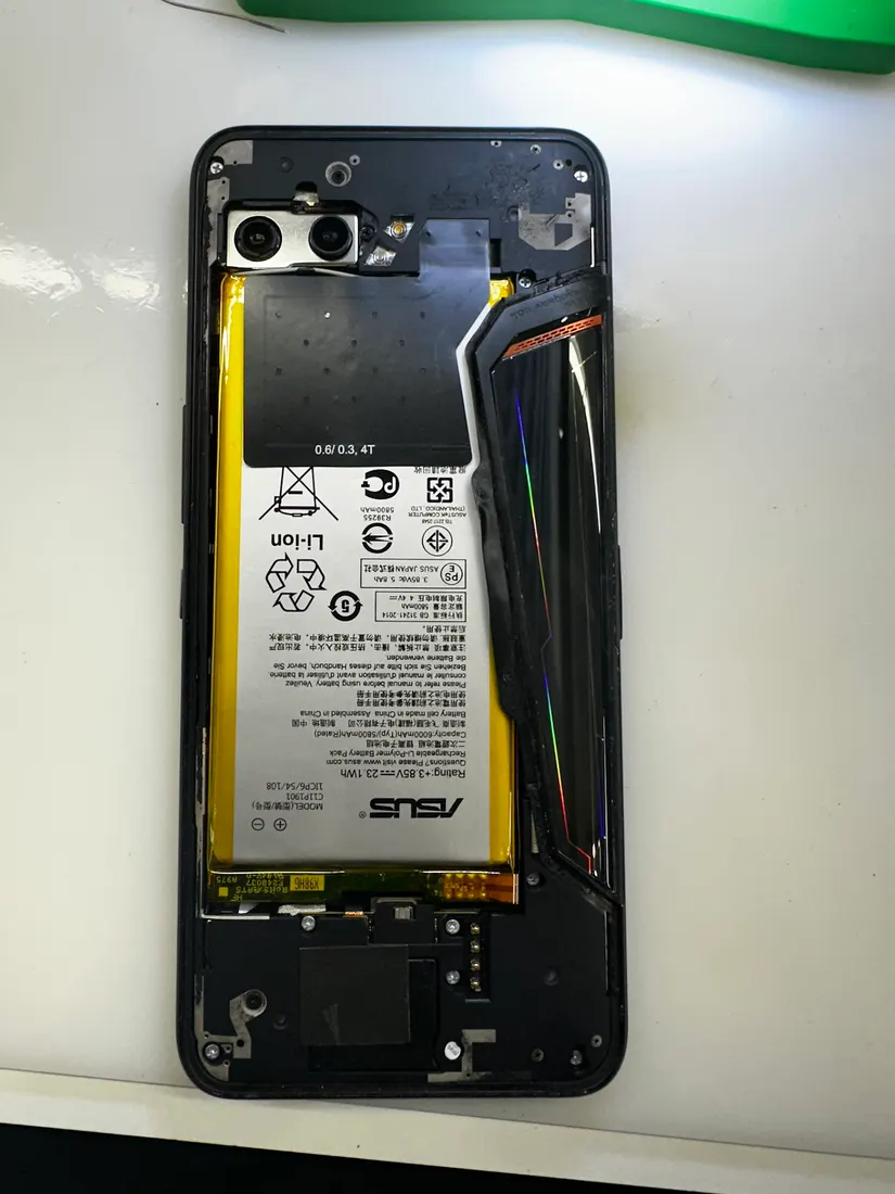 拆解開的 ASUS ROG Phone 2，可見電池與內部結構