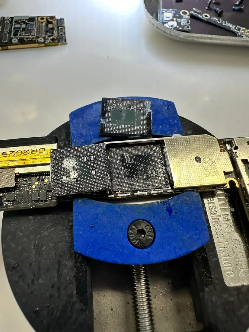 拆下的 ROG Phone 3 處理器與主機板焊盤，固定在藍色維修治具上