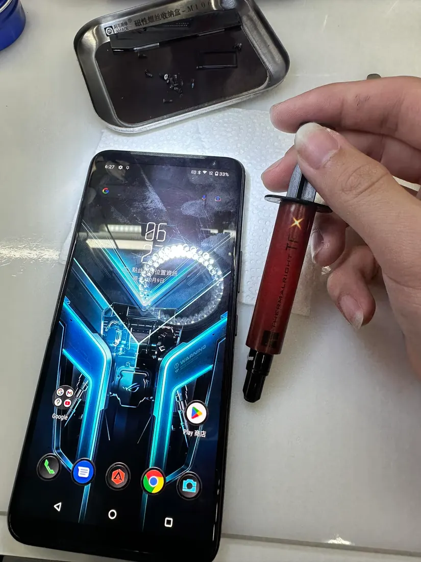 修復完成的 ROG Phone 3 開機顯示 ROG 電競桌布