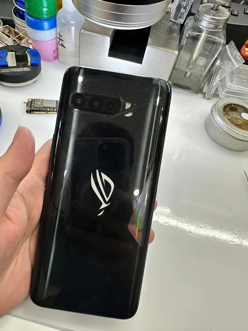 手持 ASUS ROG Phone 3 電競手機背面，可見 ROG 標誌