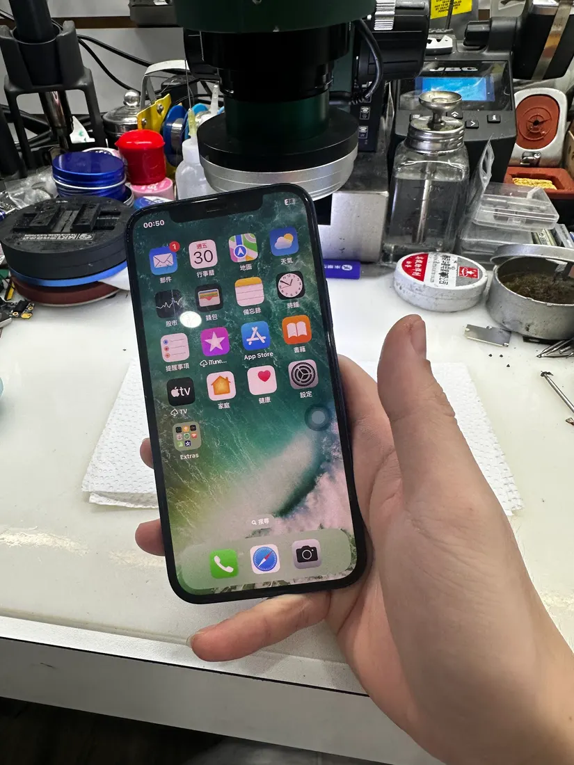 修復後的 iPhone 開機顯示正常桌面與 App 圖示