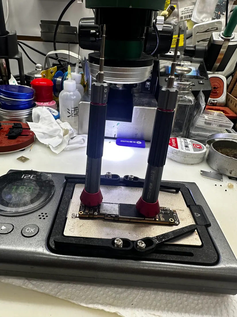 主機板固定在分層治具上,置於顯微鏡下進行作業