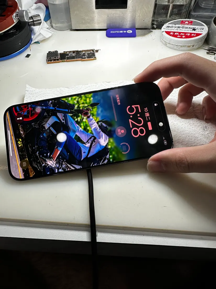 另一台修復完成的 iPhone 開機顯示鎖定畫面