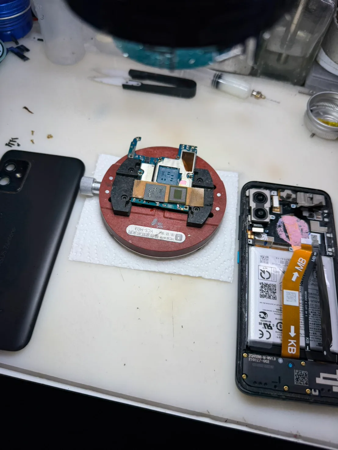 ASUS Zenfone 8 主機板固定在加熱治具上，準備處理 CPU 焊接層