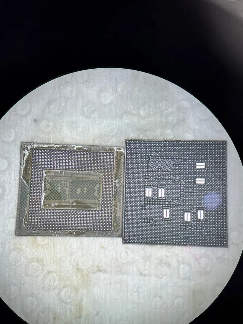 顯微鏡下的 Zenfone 8 處理器與主機板焊盤，可見錫球陣列