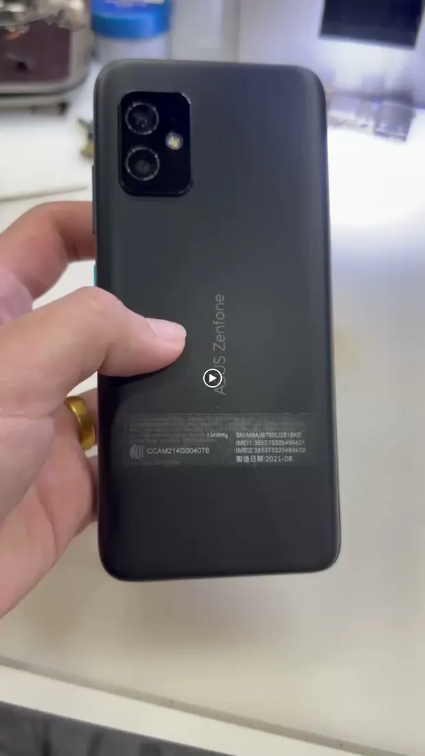 手持黑色 ASUS Zenfone 8,機身外觀完好但完全無法開機