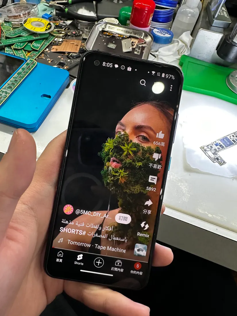 修復完成的 ASUS Zenfone 8 開機正常播放影片內容