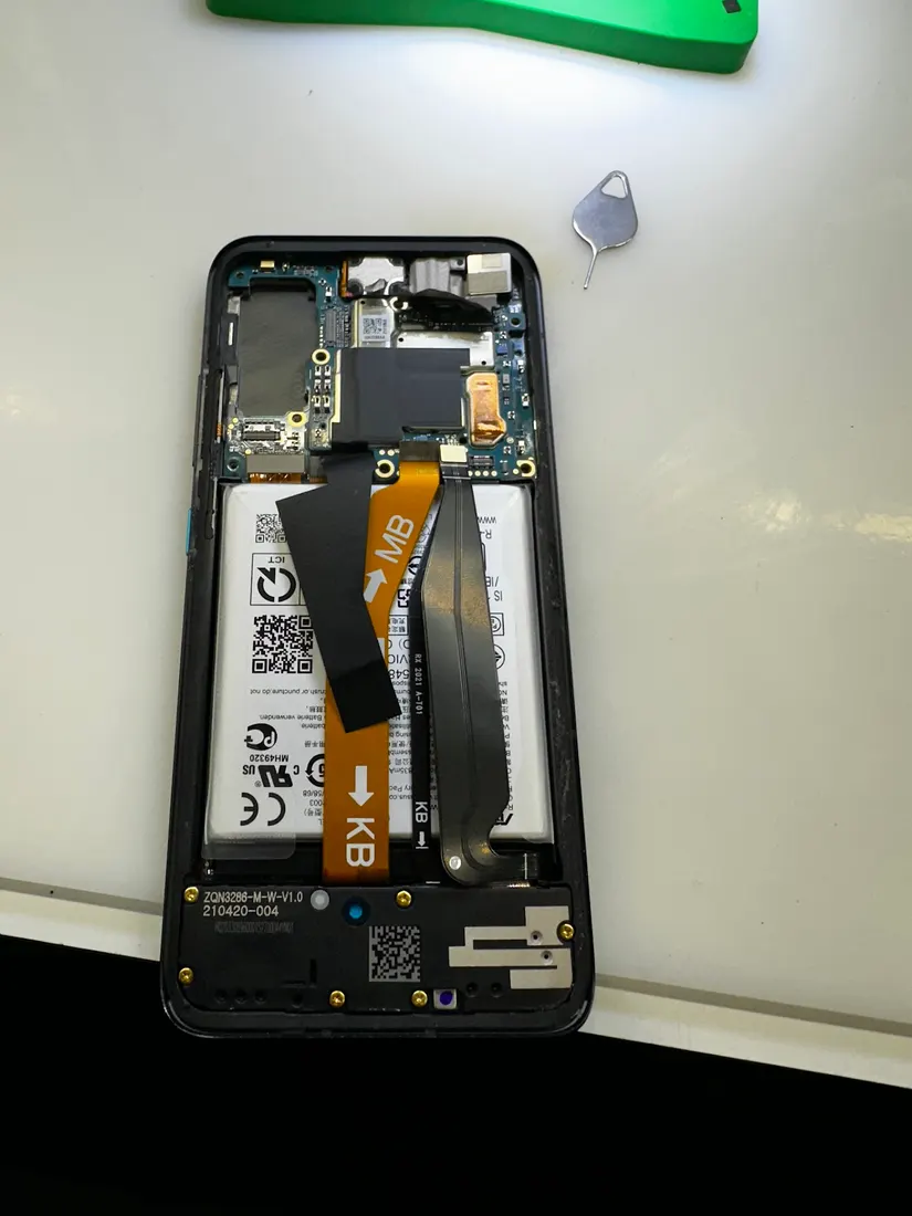 拆解開的 ASUS Zenfone 8，可見電池與主機板