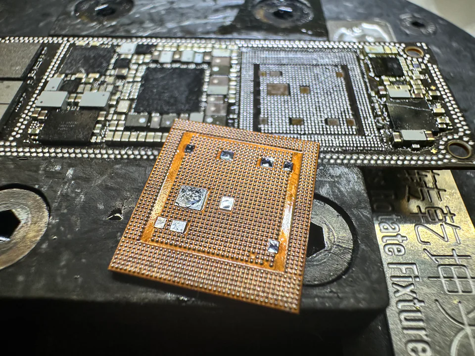 逗點門市工作台上的 iPhone 主機板與拆下的 BGA 晶片