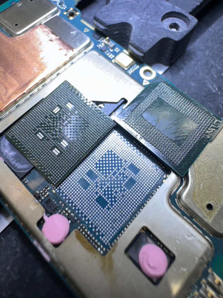手機主機板上拆下的兩顆 BGA 晶片與板面焊盤