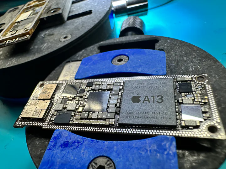 固定座上的 iPhone A13 主機板與周邊元件細部實拍